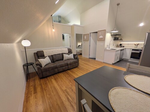 Charming 2-Bed Westside Upper Level Duplex  in peaceful Colorado Springs