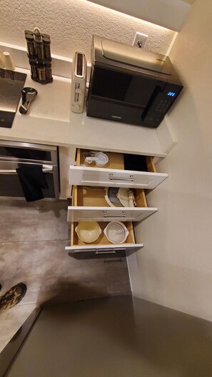 Micro-ondes, four, plaque de cuisson, lave-vaisselle
