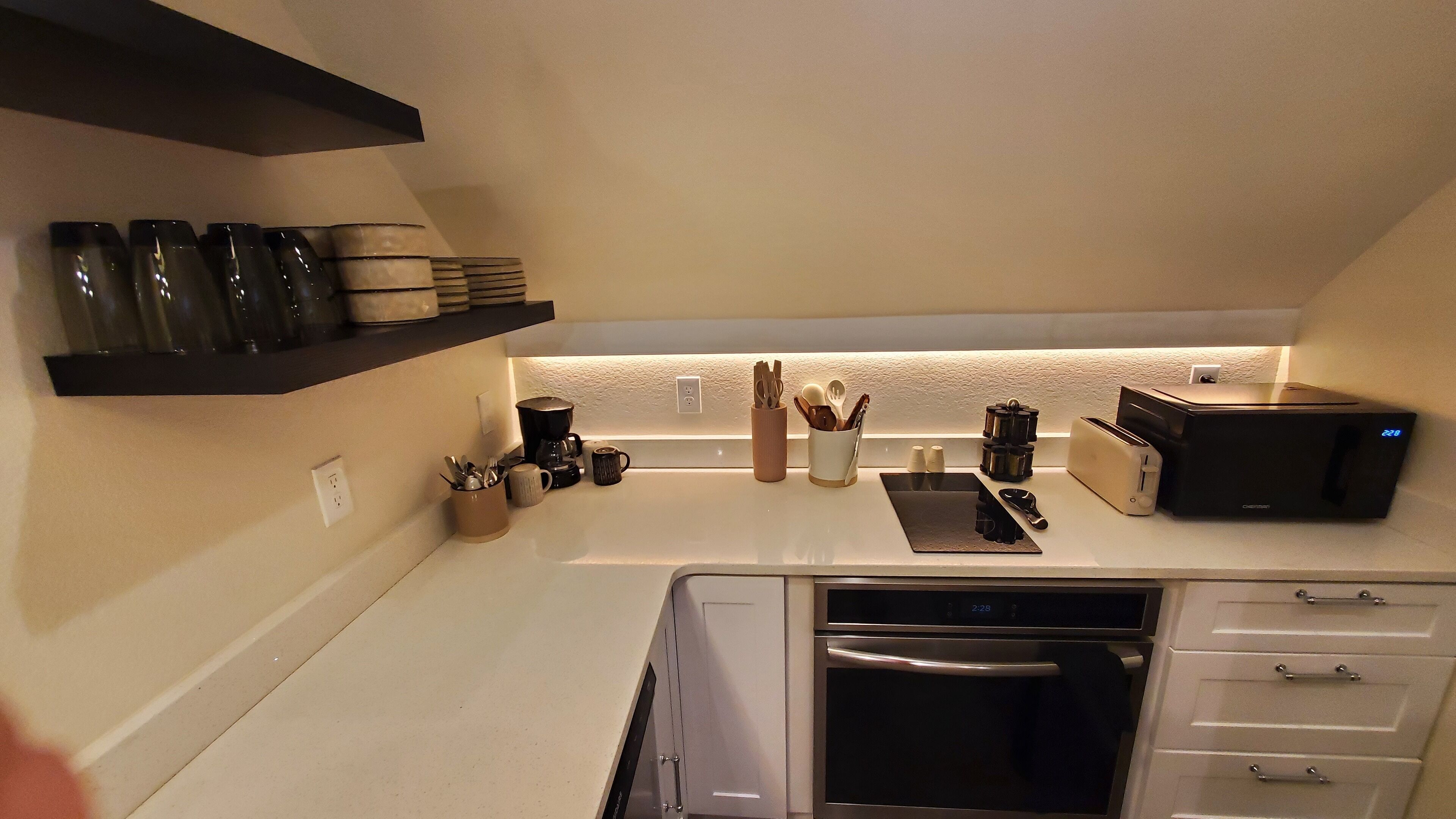 Een magnetron, een oven, een kookplaat, een vaatwasser