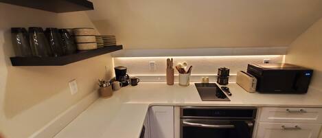 Een magnetron, een oven, een kookplaat, een vaatwasser