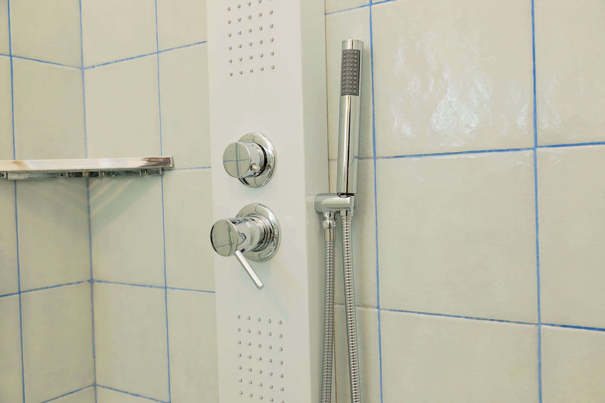 Douche, sèche-cheveux