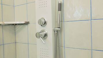 Douche, sèche-cheveux