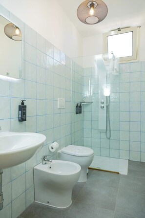 Dusj, hårføner og bidé