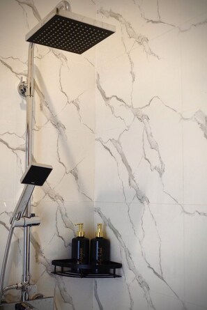 Shower, towels, soap, shampoo - Amitha lodge uluwatu (Ungasan)
