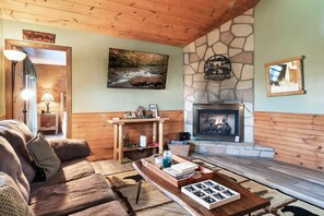 Smart TV, fireplace - FreeDollywoodTix•Walk to Dollywood•Secluded•HotTub (Pigeon Forge)