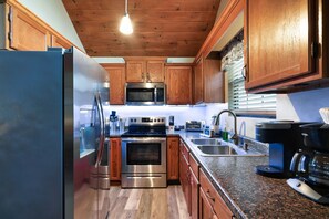 Fridge, microwave, oven, stovetop - FreeDollywoodTix•Walk to Dollywood•Secluded•HotTub (Pigeon Forge)