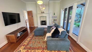 TV connectée, lecteur de DVD, livres, vidéothÚque