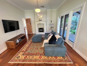 TV connectée, lecteur de DVD, livres, vidéothèque