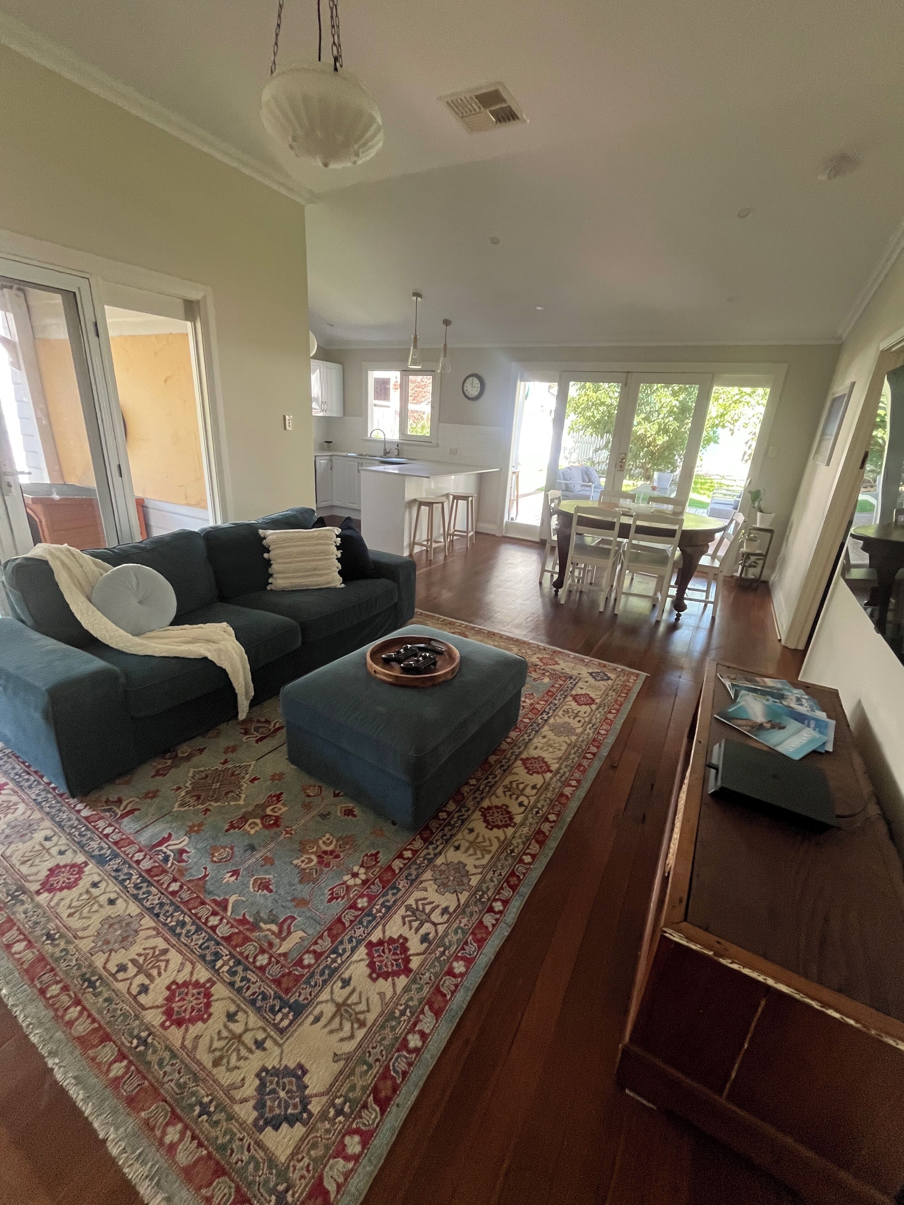 TV connectée, lecteur de DVD, livres, vidéothèque