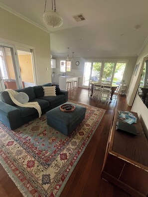 TV connectée, lecteur de DVD, livres, vidéothèque