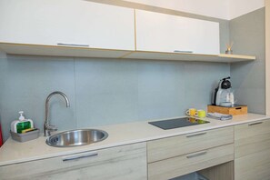 Fridge, coffee/tea maker, cookware/dishes/utensils