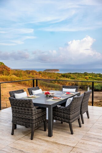 2 BR Island Getaway Featuring Spectacular Views w/King Beds, AC, WIFI, and Pool