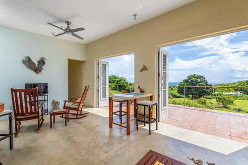 2 BR Island Getaway Featuring Spectacular Views w/King Beds, AC, WIFI, and Pool