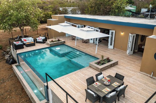 2 BR Island Getaway Featuring Spectacular Views w/King Beds, AC, WIFI, and Pool