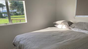 Iron/ironing board, bed sheets