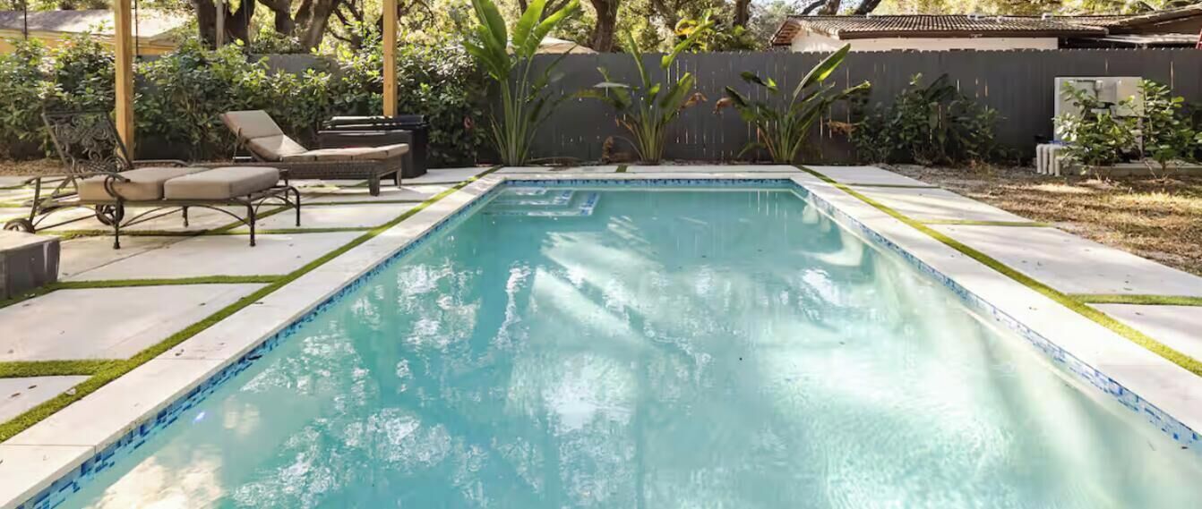 Una piscina al aire libre