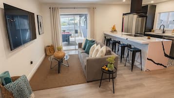 TV connectée, livres, écrans d'ordinateur