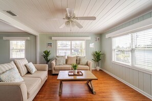 TV, fireplace - Waterfront 4BR w/ Game Room  Near UTC & IMG  Sleeps 12 (Bradenton)