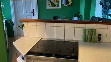 Kjøleskap, ovn, kokeplater og oppvaskmaskin