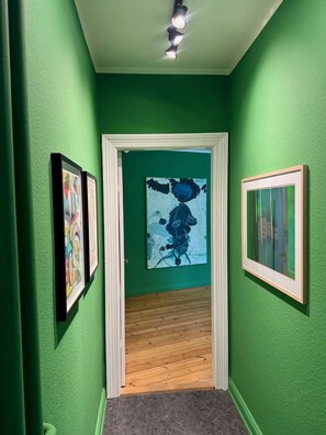 Habitación individual Confort, vistas a la ciudad | Zona de estar | Una televisión, suelo radiante