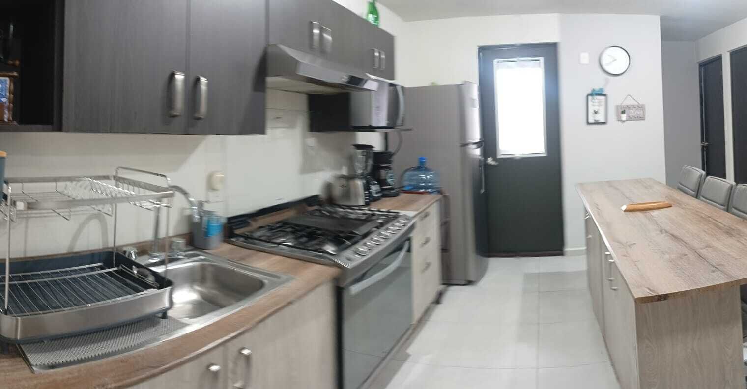 冷蔵庫、電子レンジ、オーブン、コーヒー / ティーメーカー