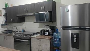 Refrigerador, microondas, horno, cafetera/tetera