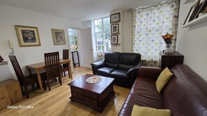Living area - Room 3 Camden Parkway (London)