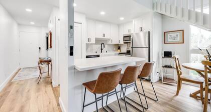 Beautifully Renovated 2-bedroom condo with AC, sleeps 6, North Shore Oahu