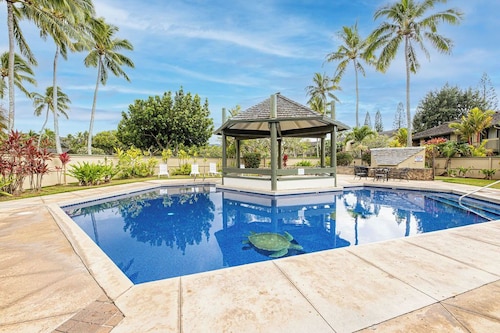 Beautifully Renovated 2-bedroom condo with AC, sleeps 6, North Shore Oahu