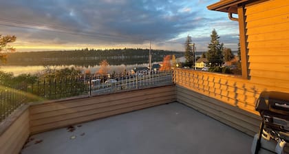 Delightful 3-bedroom house in welcoming lake facing Sammamish house