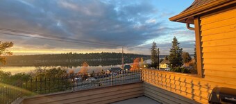 Delightful 3-bedroom house in welcoming lake facing Sammamish house