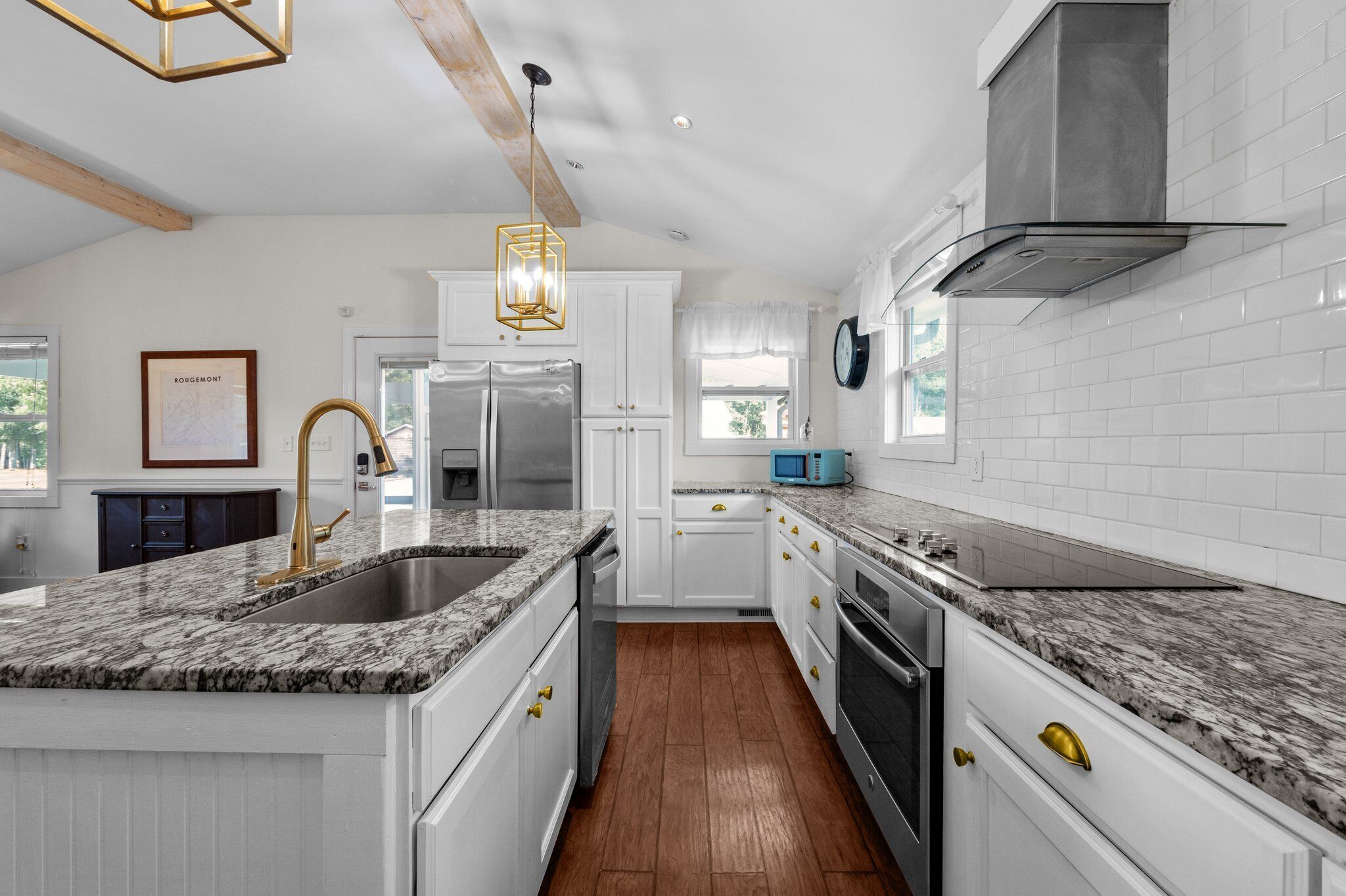 Mikrobølgeovn, ovn, kokeplater og oppvaskmaskin