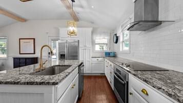 Mikrobølgeovn, ovn, kokeplater og oppvaskmaskin