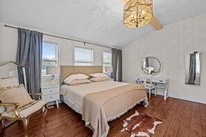 3 bedrooms, WiFi, bed sheets - Secluded Horse-Country Farmhouse w/ Pond+36 Acres+Near Durham (Rougemont)