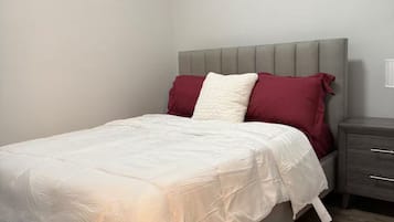 2 bedrooms, iron/ironing board, internet