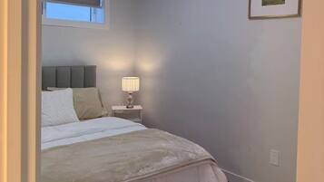 2 bedrooms, iron/ironing board, internet