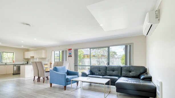 Un espacio habitable amplio con un sofá, una silla y una mesa de centro.