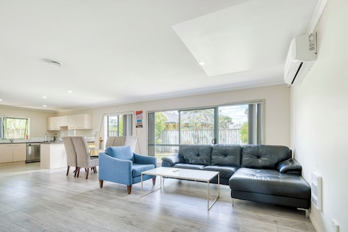 Relaxing 3BR Home by Wattle Downs Reserve