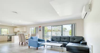 Relaxing 3BR Home by Wattle Downs Reserve