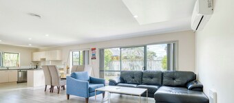 Relaxing 3BR Home by Wattle Downs Reserve
