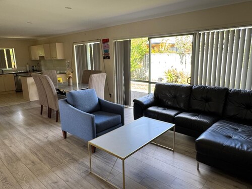 Relaxing 3BR Home by Wattle Downs Reserve