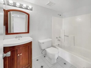 Toallas, jabón, papel de baño 