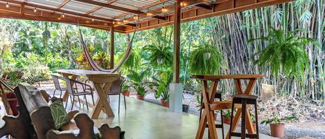 屋外ダイニングエリア