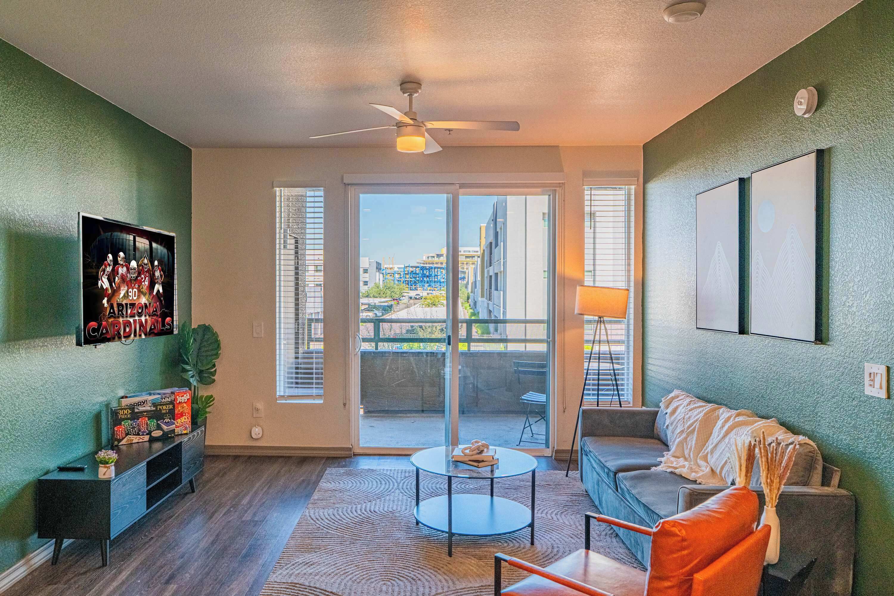 Televisión y oficina 