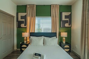 3 bedrooms, desk, iron/ironing board, WiFi - Walk To Stadium with Balcony-Pool-Gym-Parking-W/D (Glendale)