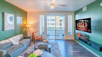 Een televisie en een kantoor