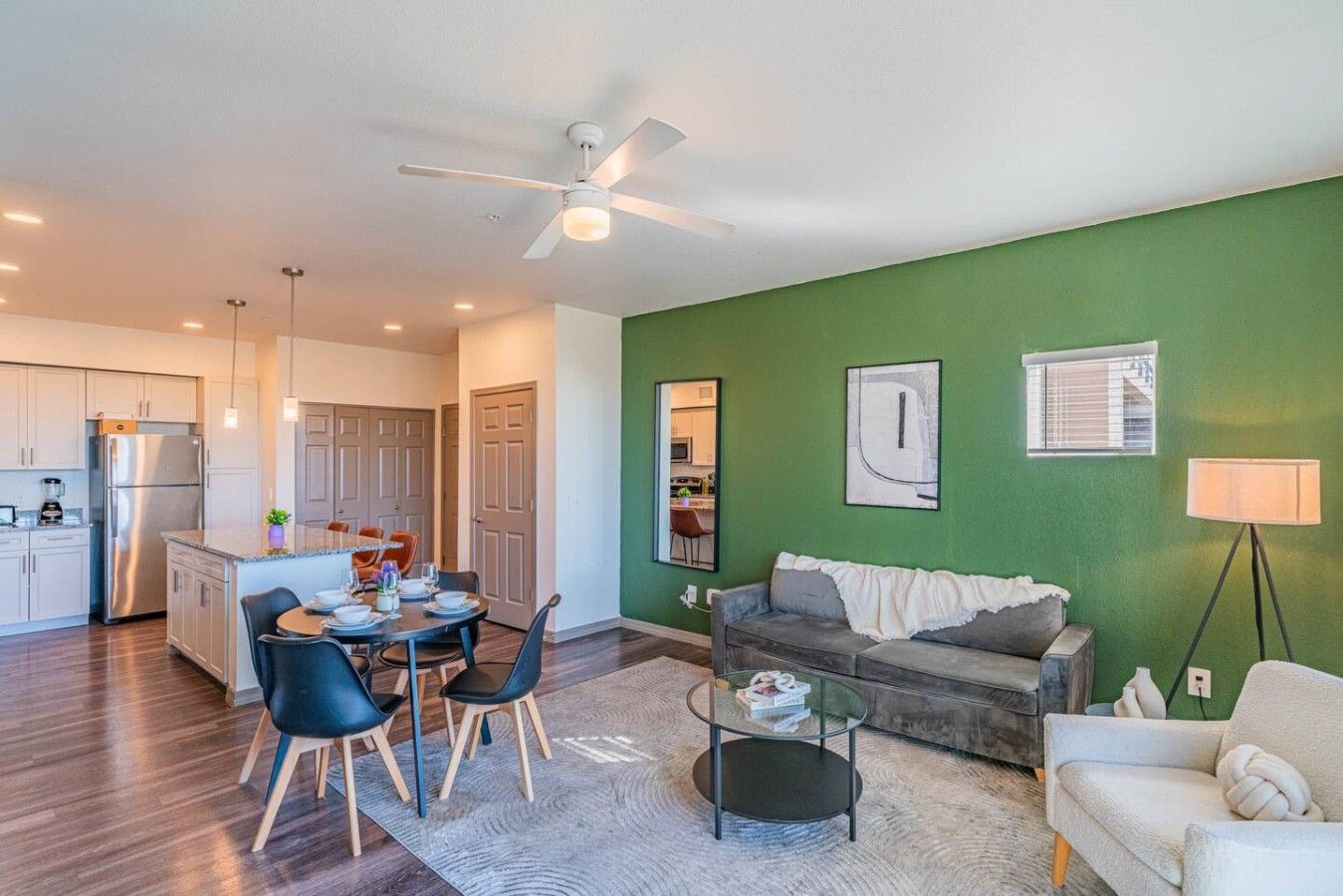 Un apartamento moderno con comedor, cocina y sala de estar.