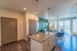 Dining - Chic Glendale Getaway |Pool |Gym |Parking |Washer (Glendale)
