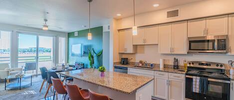 Refrigerador, microondas, horno y parrilla de estufa