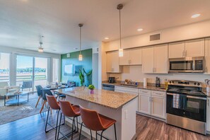 Frigorífico, microondas, horno y placa de cocina